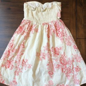 Medium strapless dress